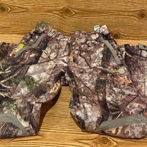 NWOT Cabella’s camouflage pants for children’s size Large